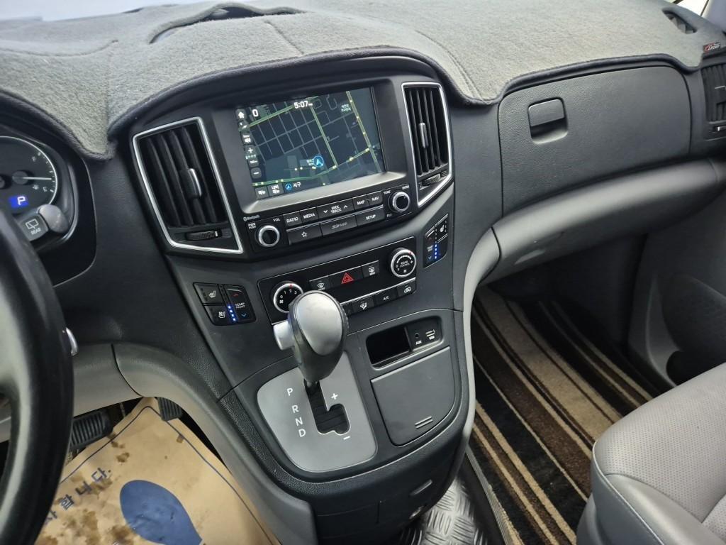 HYUNDAI Starex - Vista 10