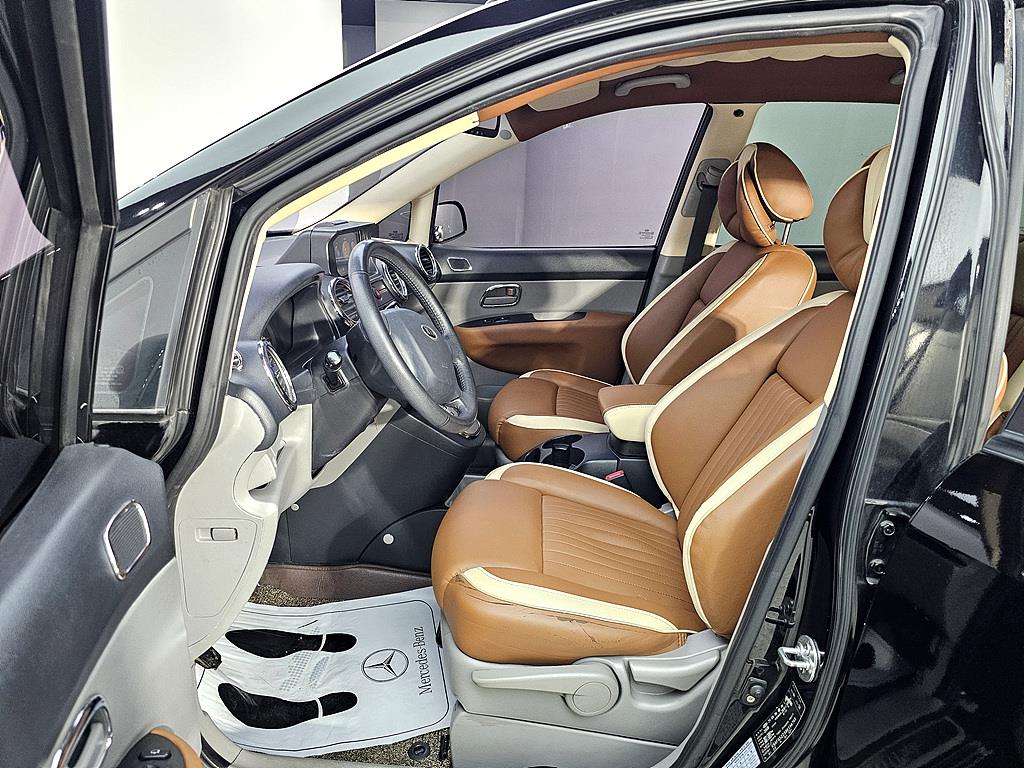 KIA Carens - Vista 8