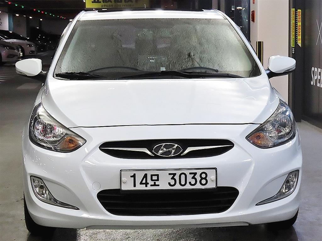 HYUNDAI Accent - Vista 2
