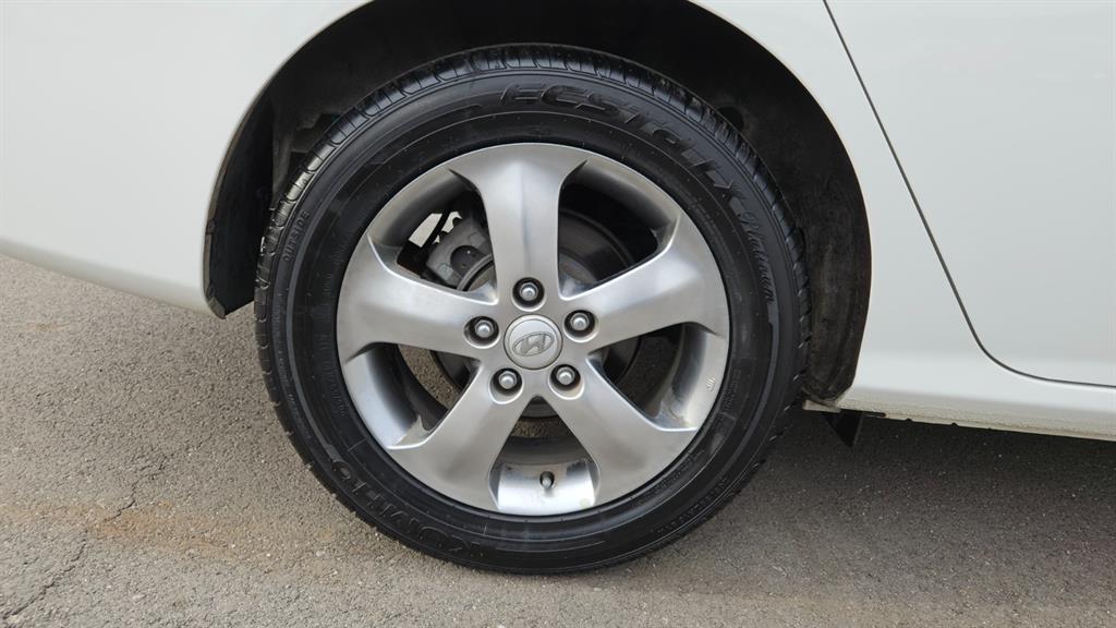 HYUNDAI Avante - Vista 5