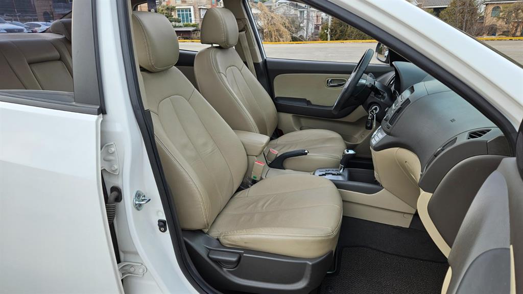 HYUNDAI Avante - Vista 12