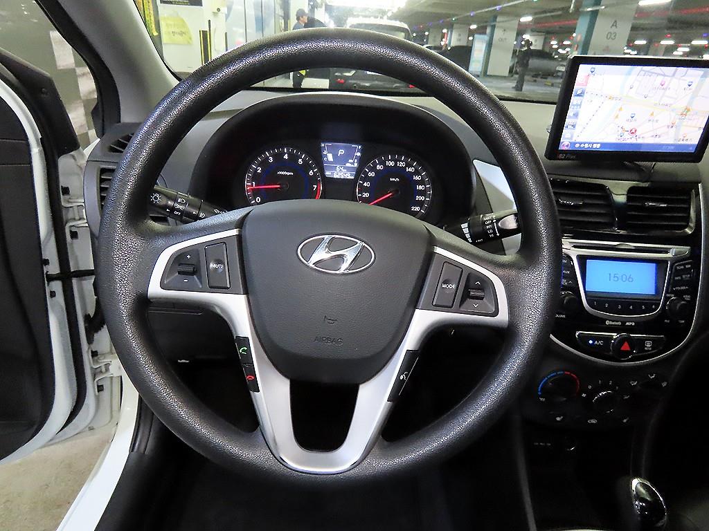 HYUNDAI Accent - Vista 8