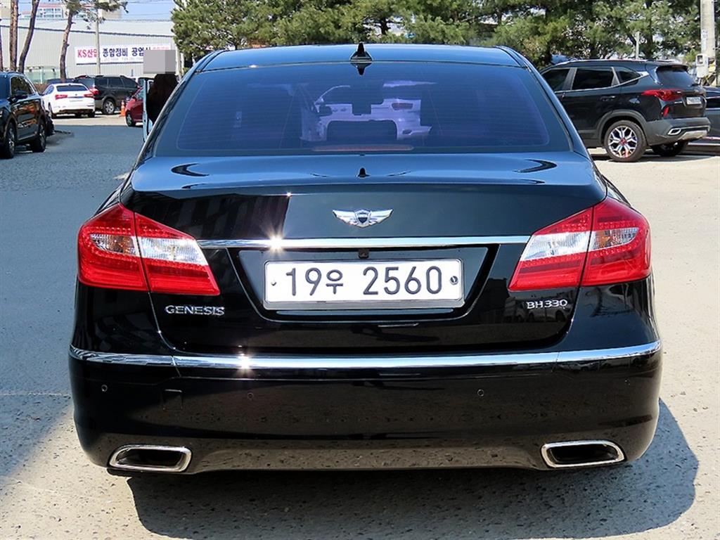 HYUNDAI Genesis - Vista 4