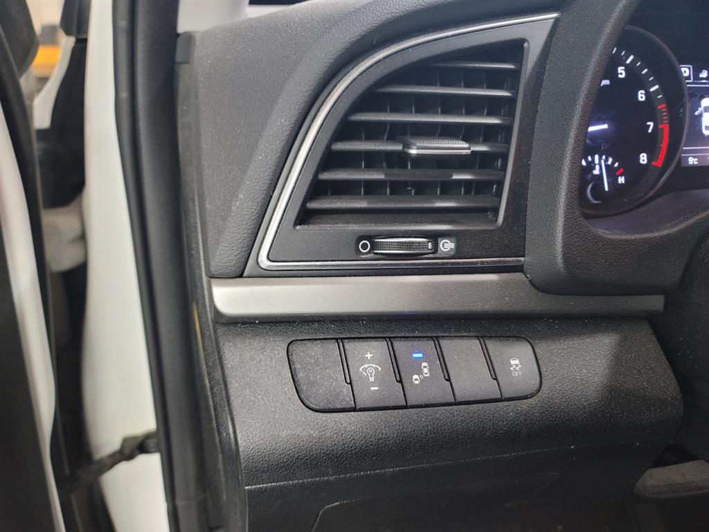 HYUNDAI Avante - Vista 9