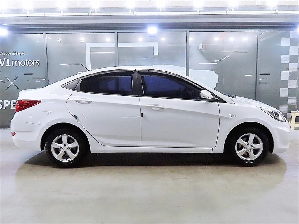 HYUNDAI Accent - Vista 3