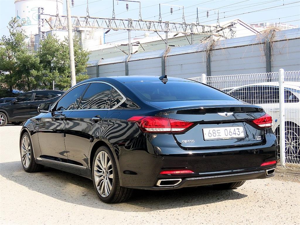 HYUNDAI Genesis - Vista 3