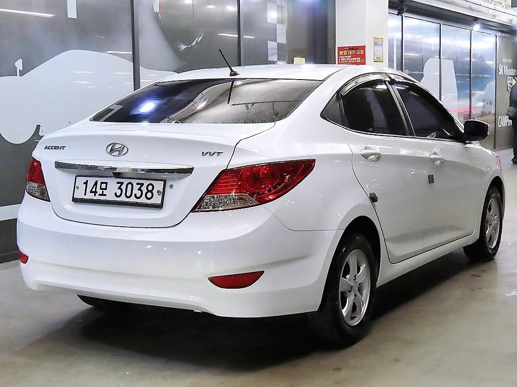 HYUNDAI Accent - Vista 4