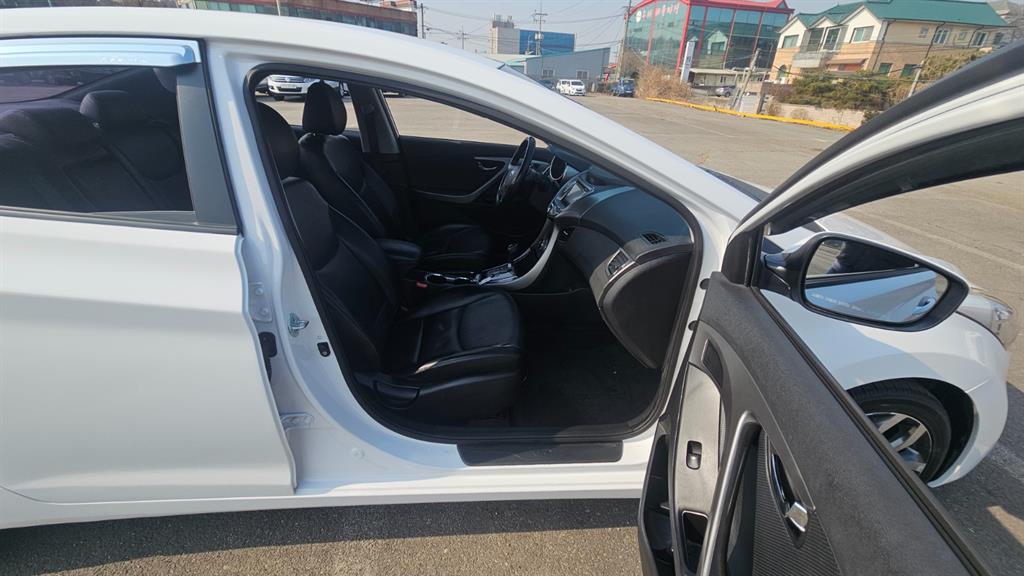 HYUNDAI Avante - Vista 11