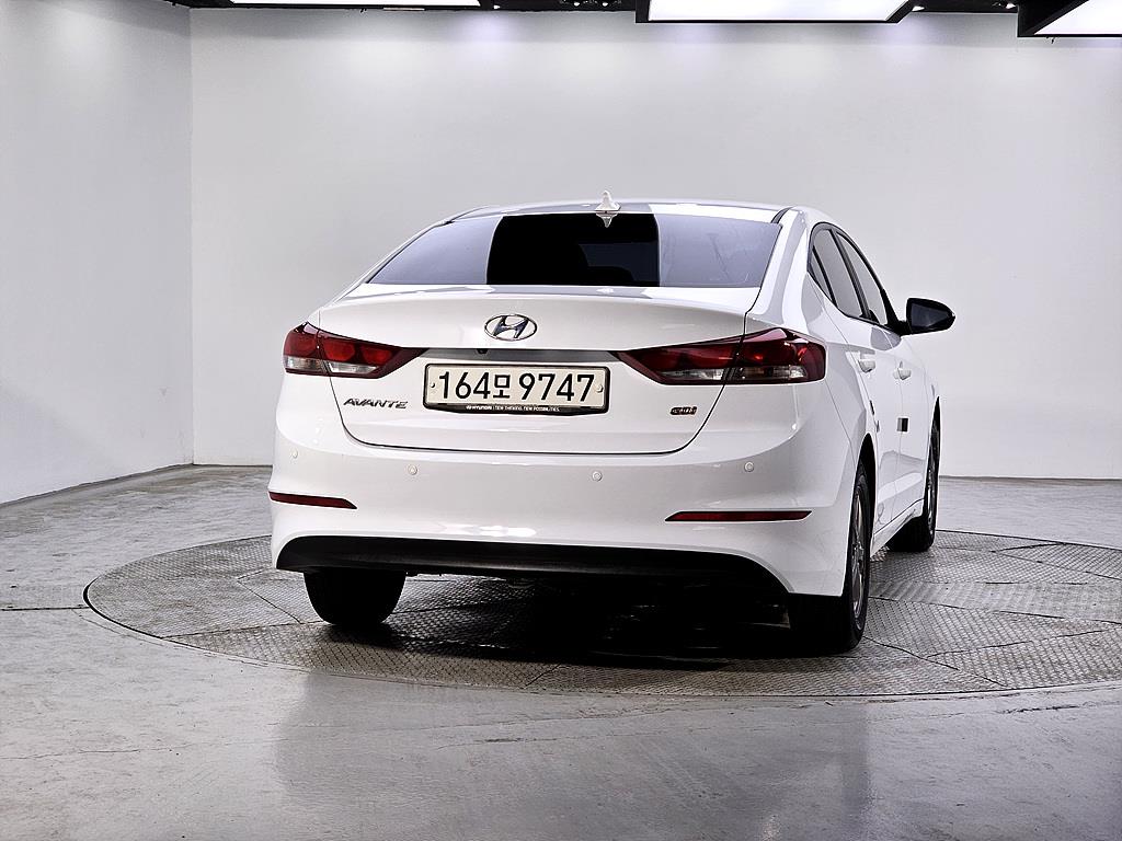 HYUNDAI Avante - Vista 3