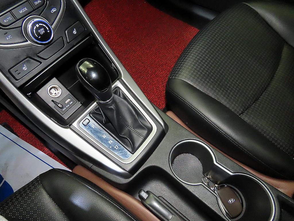 HYUNDAI Avante - Vista 12