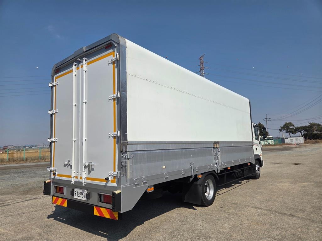 medium and large cargo truck - Vista 5