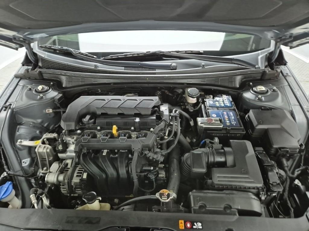 HYUNDAI Avante - Vista 5