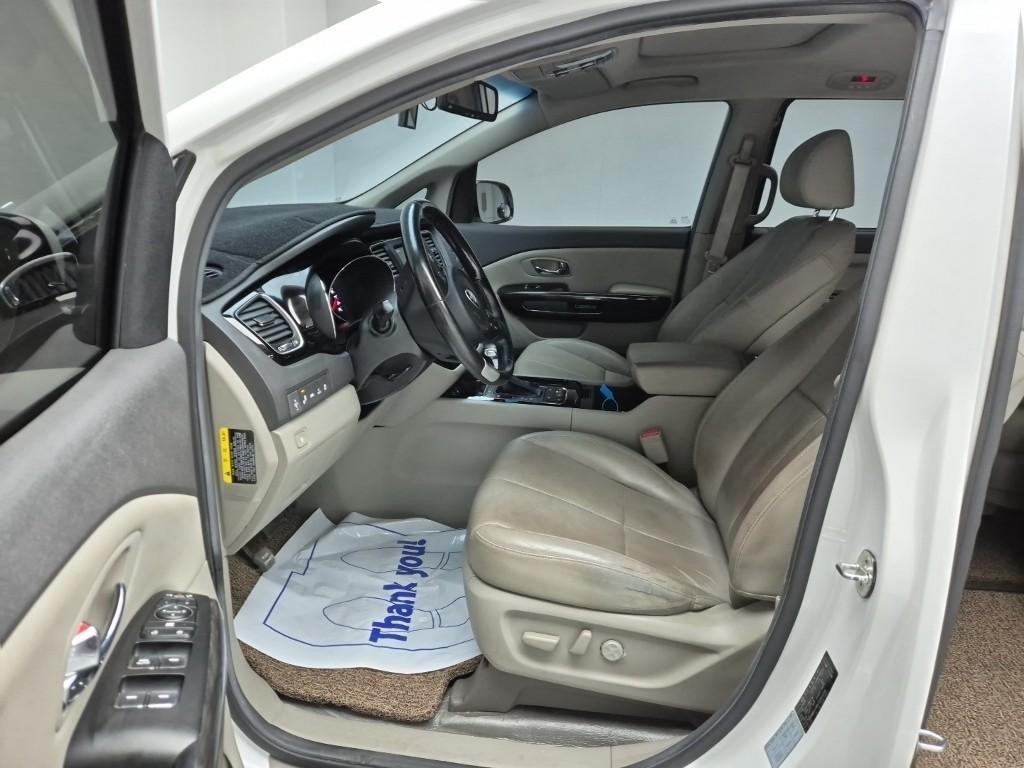 KIA Carnival - Vista 11