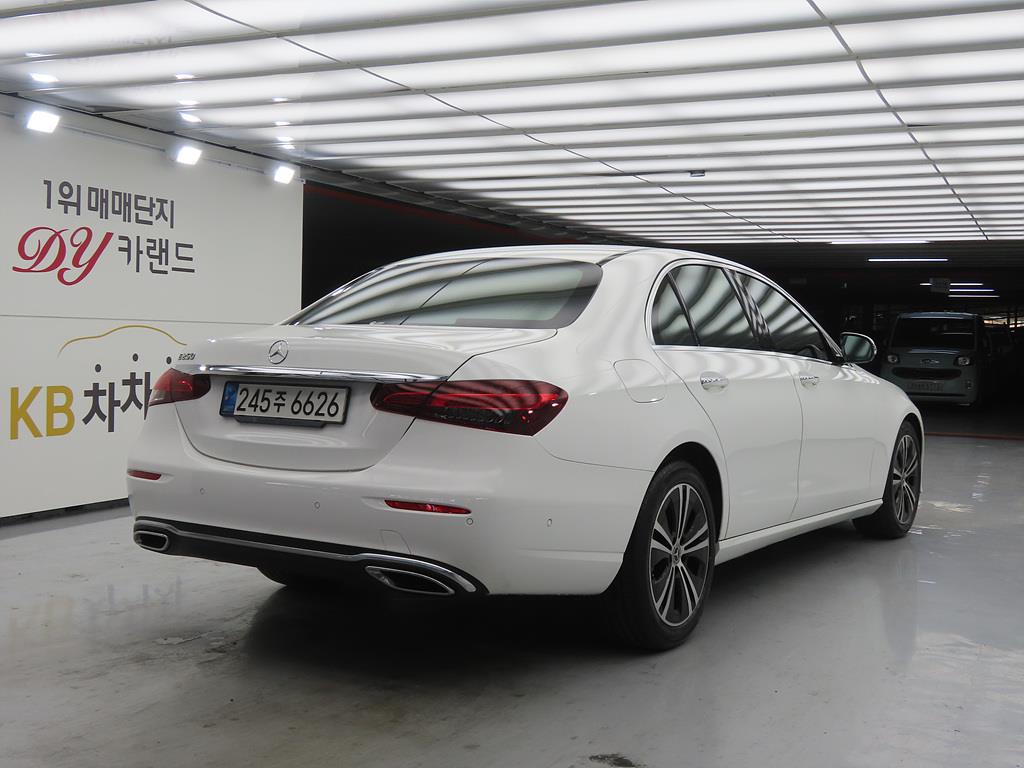 Mercedes Benz E class - Vista 4