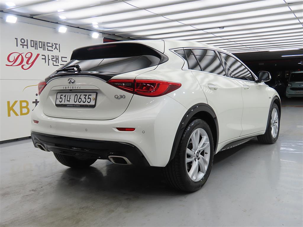 Infiniti Q - Vista 4