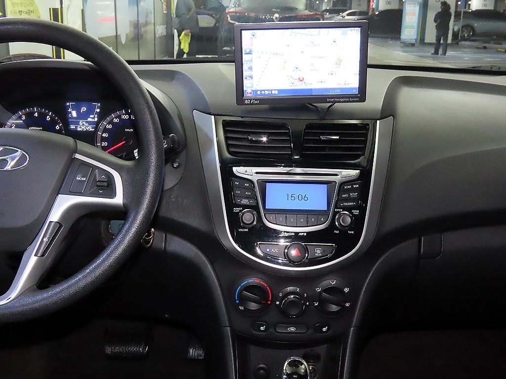 HYUNDAI Accent - Vista 11