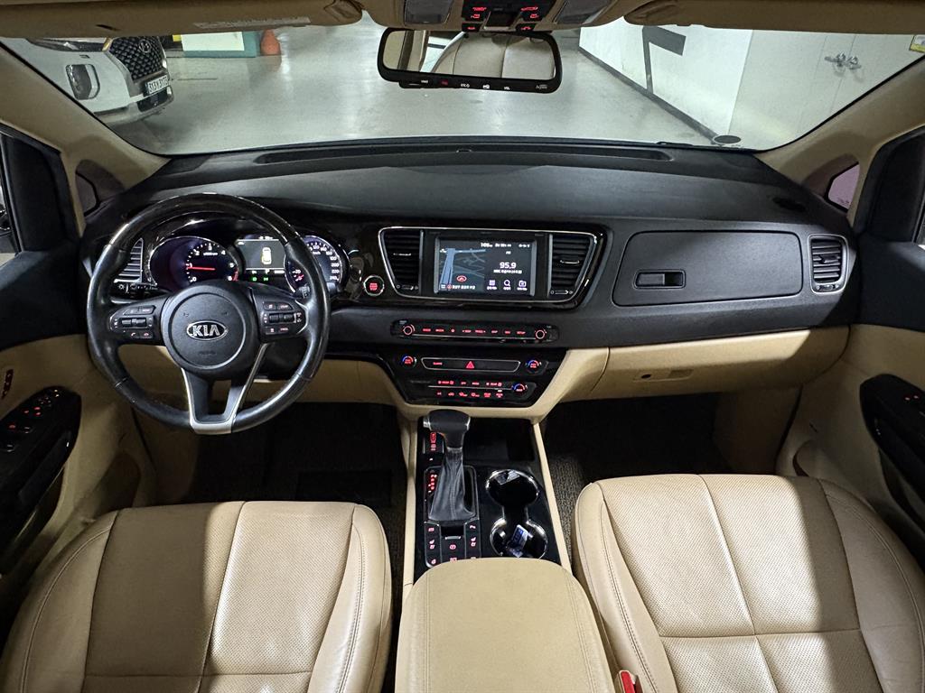 KIA Carnival - Vista 5