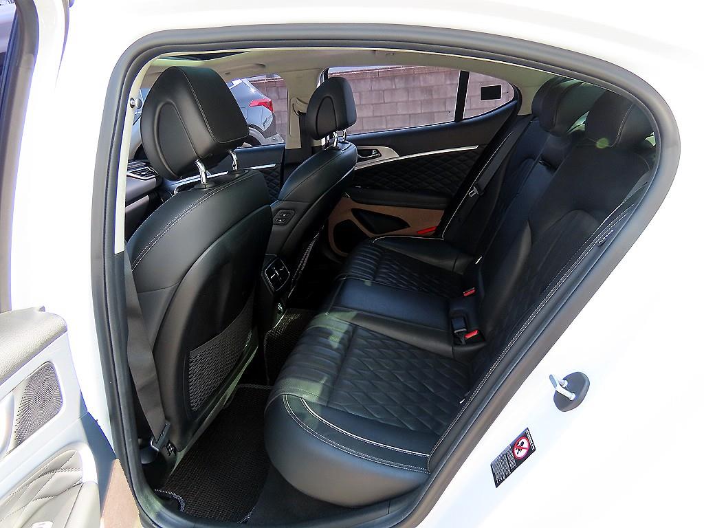 Genesis G70 - Vista 6