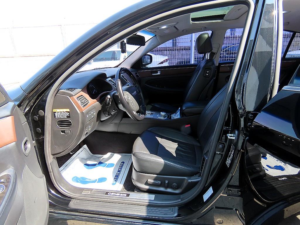 HYUNDAI Genesis - Vista 5