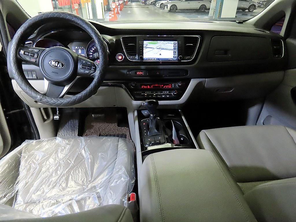 KIA Carnival - Vista 11