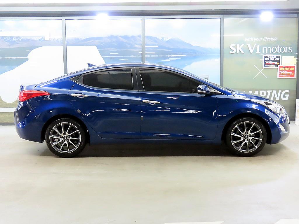 HYUNDAI Avante - Vista 3