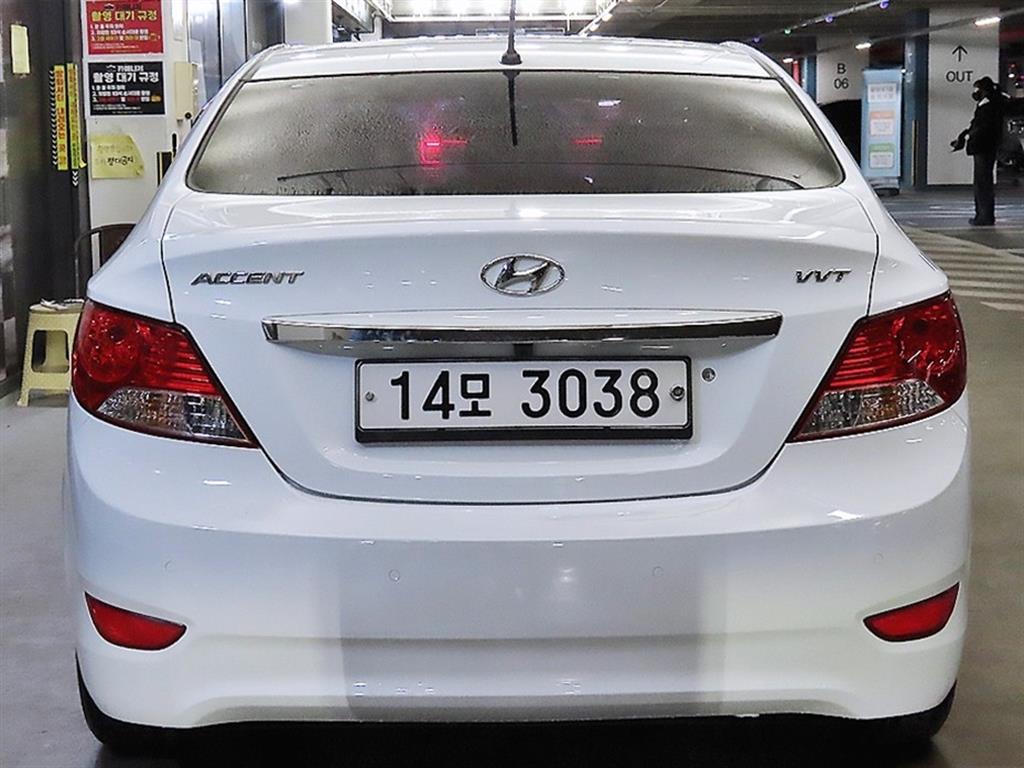 HYUNDAI Accent - Vista 5