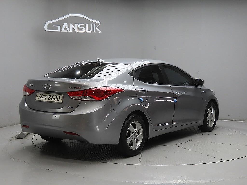 HYUNDAI Avante - Vista 7