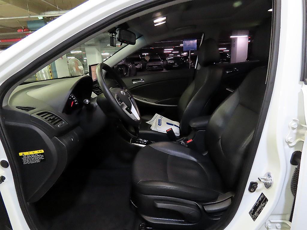 HYUNDAI Accent - Vista 6