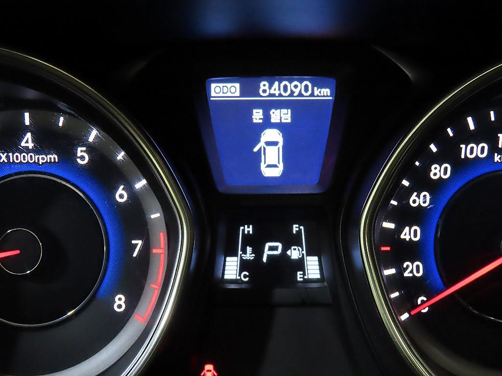 HYUNDAI Avante - Vista 9