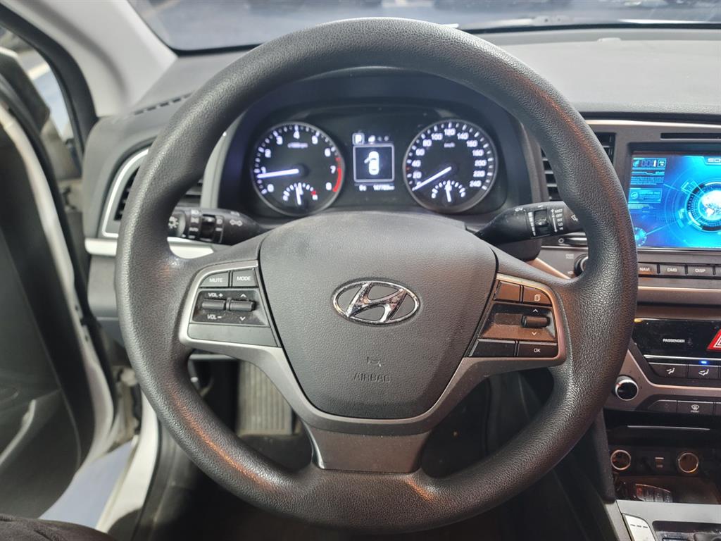 HYUNDAI Avante - Vista 10