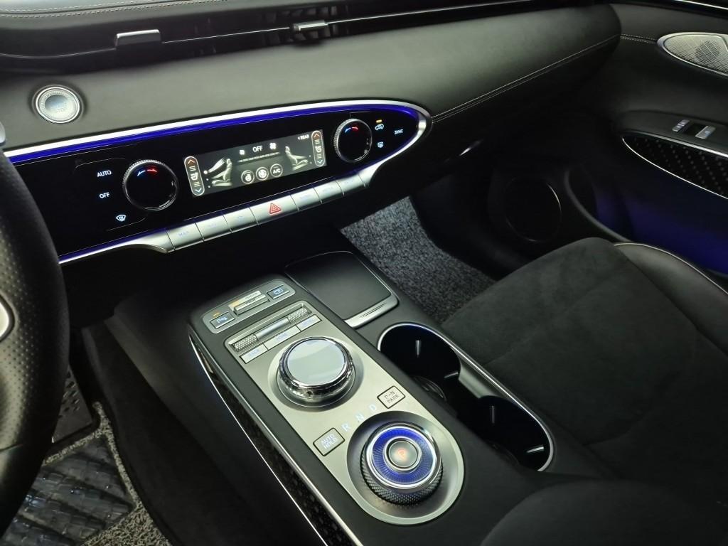 Genesis GV70 - Vista 8