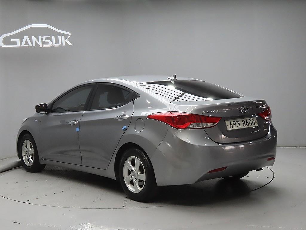 HYUNDAI Avante - Vista 5