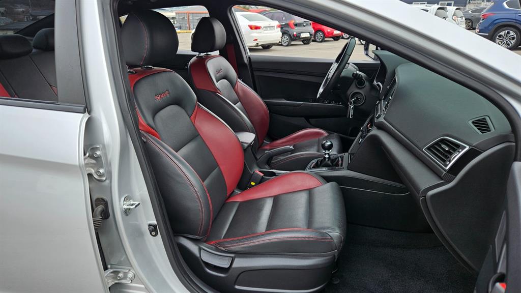 HYUNDAI Avante - Vista 10