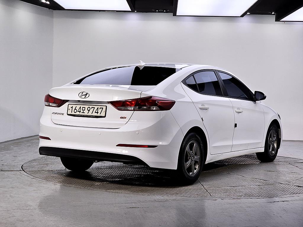 HYUNDAI Avante - Vista 4