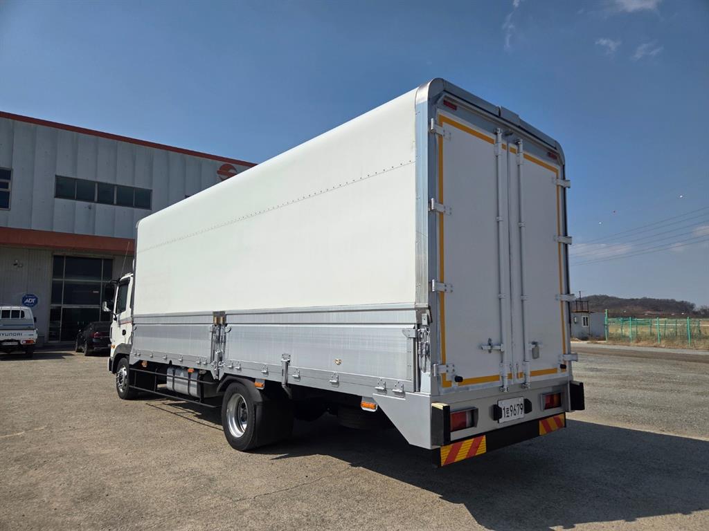 medium and large cargo truck - Vista 4