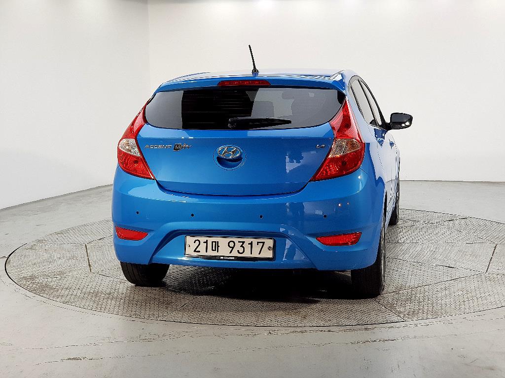 HYUNDAI Accent - Vista 3