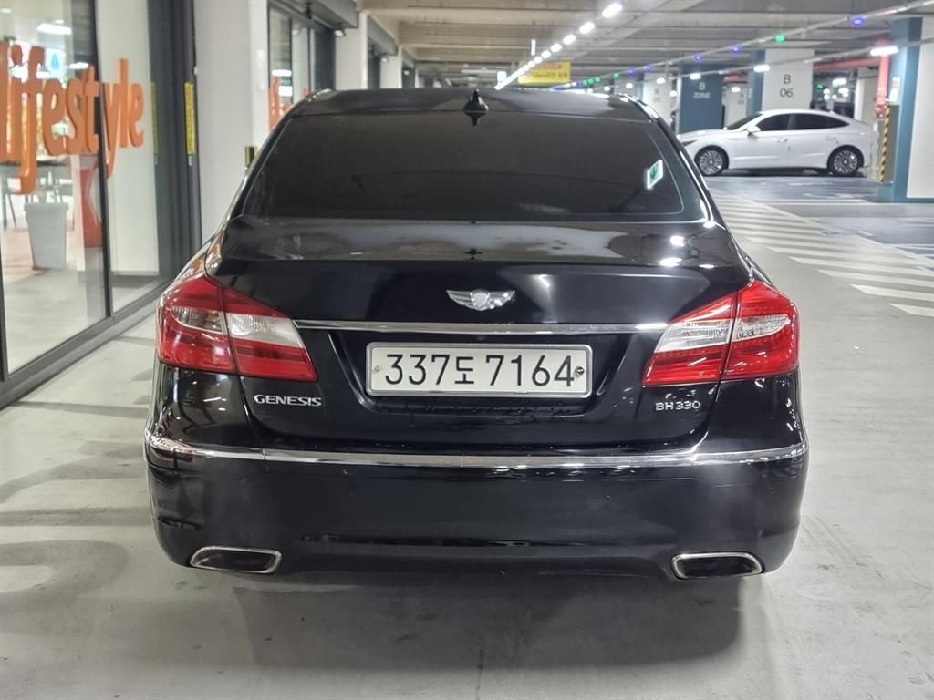 HYUNDAI Genesis - Vista 5