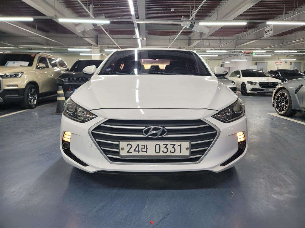 HYUNDAI Avante - Vista 3