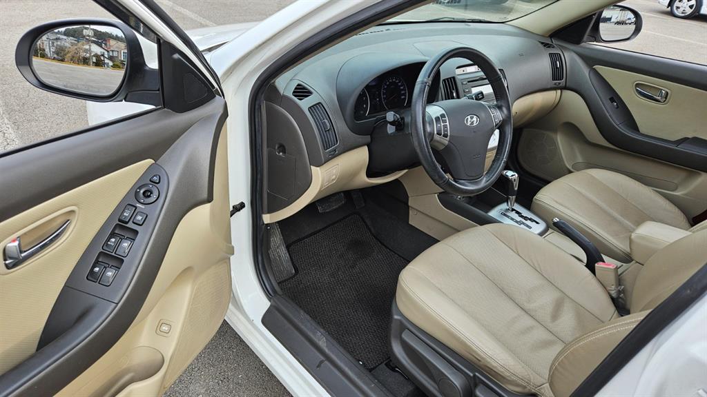 HYUNDAI Avante - Vista 10