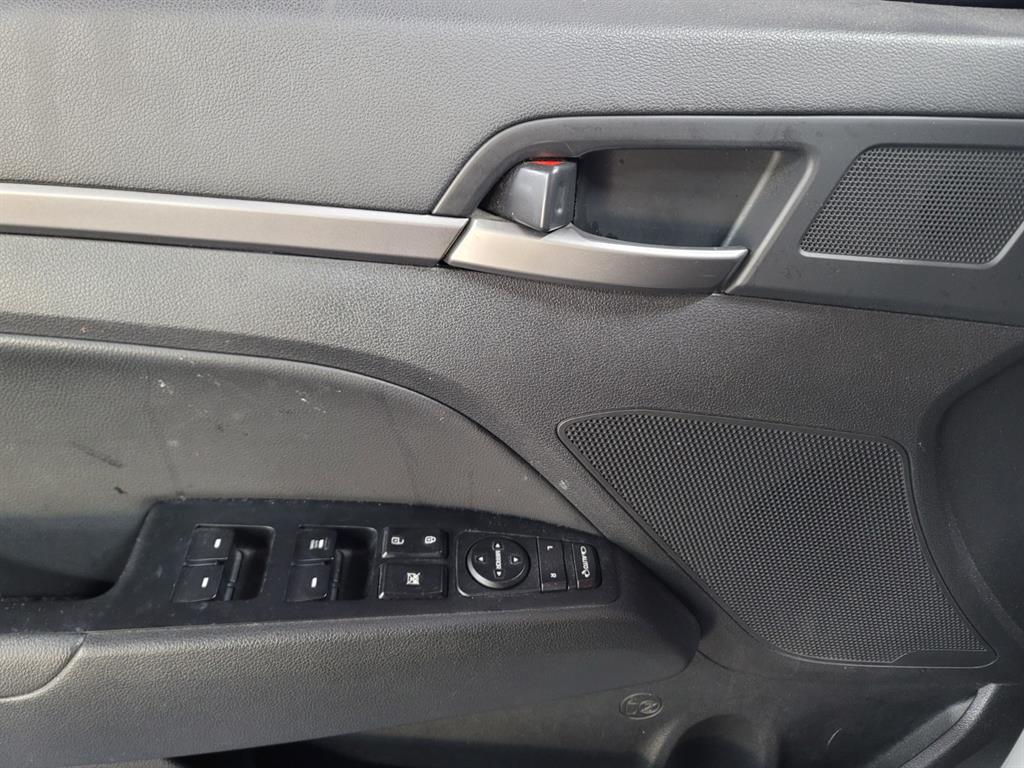 HYUNDAI Avante - Vista 8