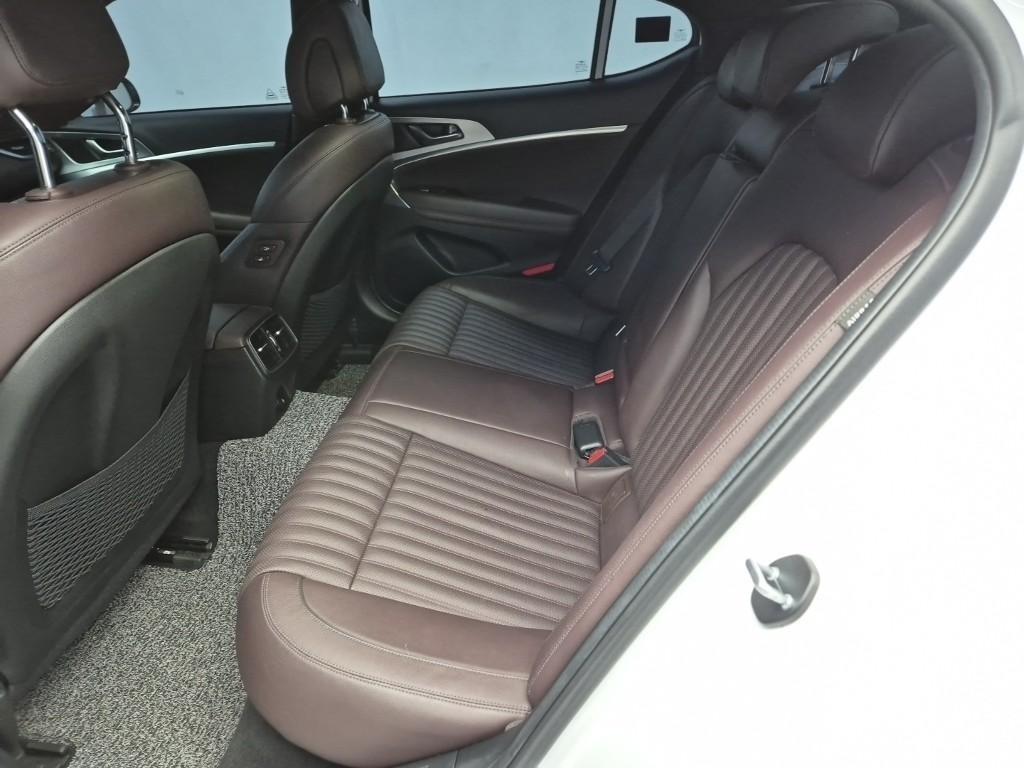 Genesis G70 - Vista 12