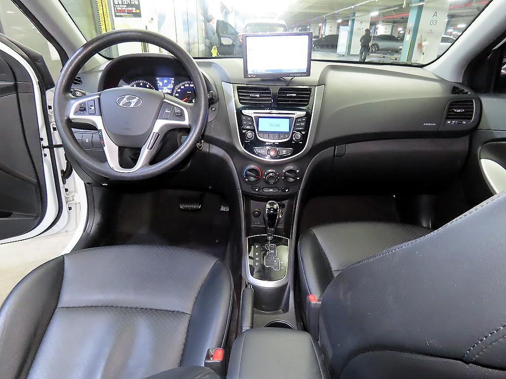 HYUNDAI Accent - Vista 10