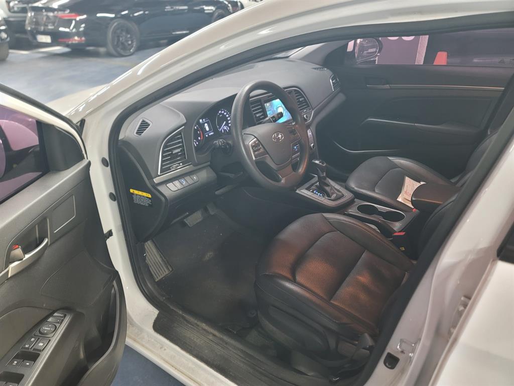 HYUNDAI Avante - Vista 7