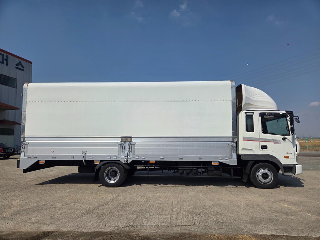 medium and large cargo truck - Vista 7