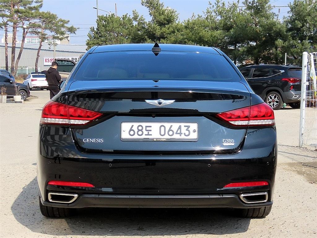 HYUNDAI Genesis - Vista 4