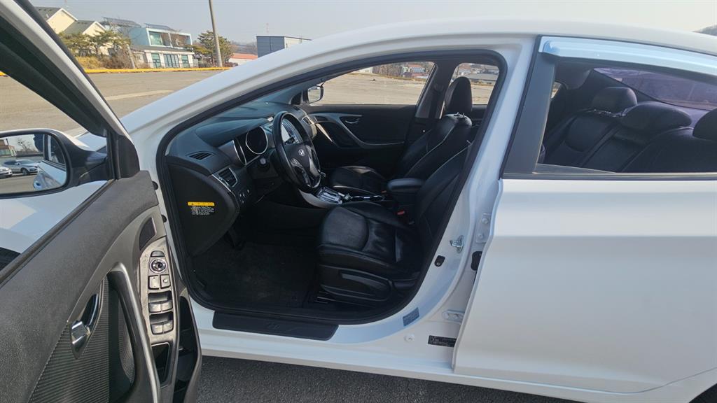 HYUNDAI Avante - Vista 10