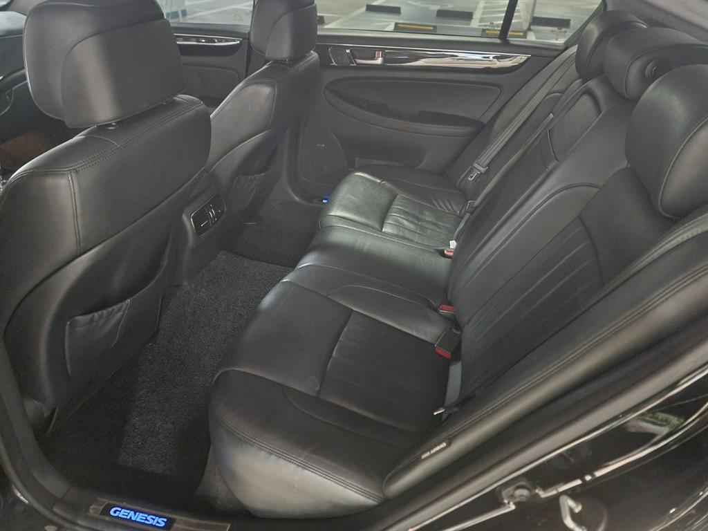 HYUNDAI Genesis - Vista 7