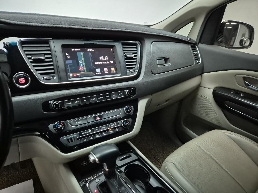KIA Carnival - Vista 10