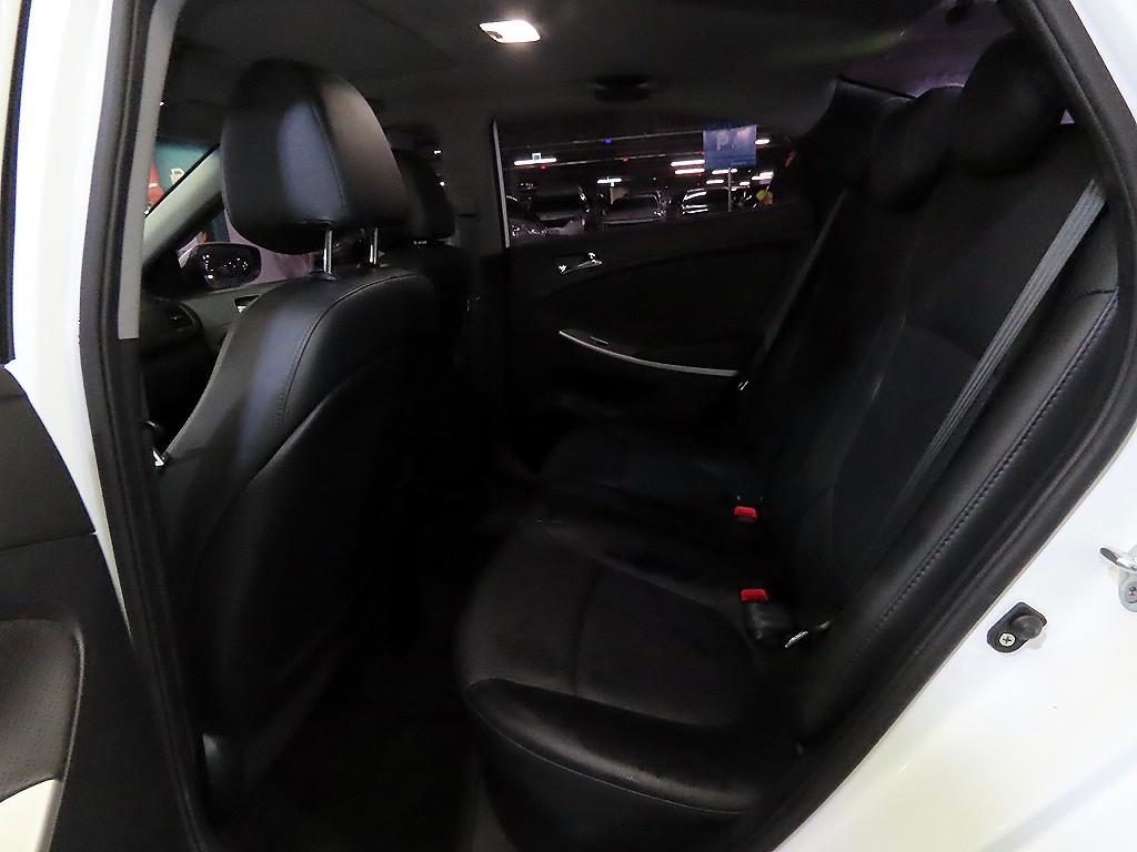 HYUNDAI Accent - Vista 7