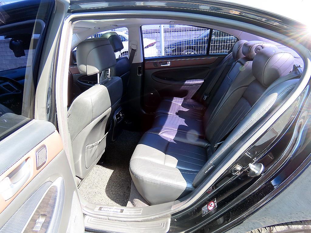 HYUNDAI Genesis - Vista 6